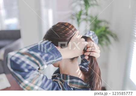 髪を結ぶ女性の後ろ姿 123585777