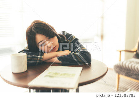 机に伏せる女性 123585783