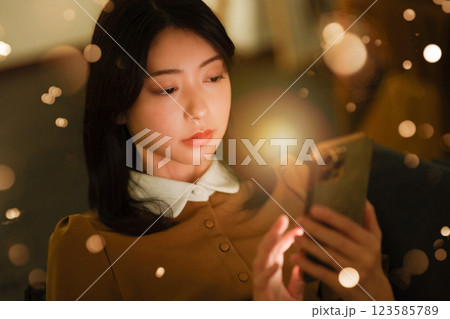 スマホを操作する女性 123585789