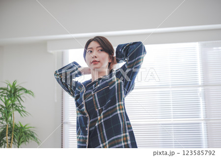 髪をまとめる準備をする女性 髪をまとめる準備をする女性 123585792