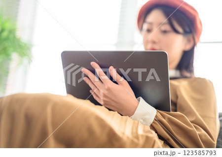 創作する女性 123585793