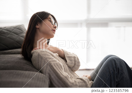 肩に手を当てるメガネの女性 肩に手を当てるメガネの女性 123585796