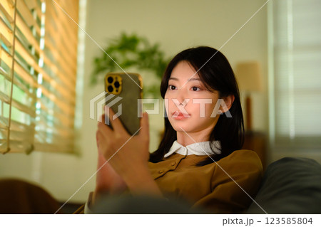 スマートフォンを操作する女性 スマートフォンを操作する女性 123585804