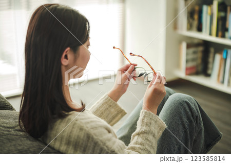眼鏡を外して見つめる女性 眼鏡を外して見つめる女性 123585814