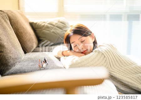 ソファでうたた寝する女性 ソファでうたた寝する女性 123585817