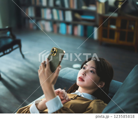スマホを操作する女性 スマホを操作する女性 123585818