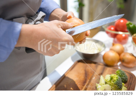 野菜を切るミドル女性の手元 野菜を切るミドル女性の手元 123585829