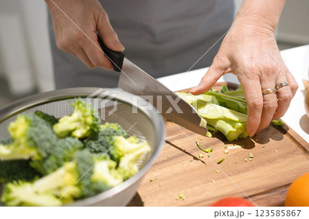 野菜を切るミドル女性の手元 野菜を切るミドル女性の手元 123585867