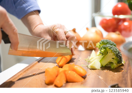 野菜を切るミドル女性の手元 野菜を切るミドル女性の手元 123585940