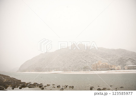 岐阜 雪景色の長良川と岐阜城天守閣と金華山1 岐阜 雪景色の長良川と岐阜城天守閣と金華山1 123585977