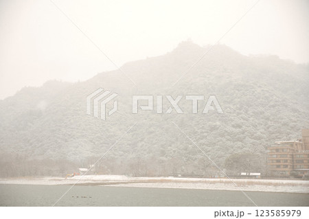 岐阜　雪景色の長良川と岐阜城天守閣と金華山3 123585979