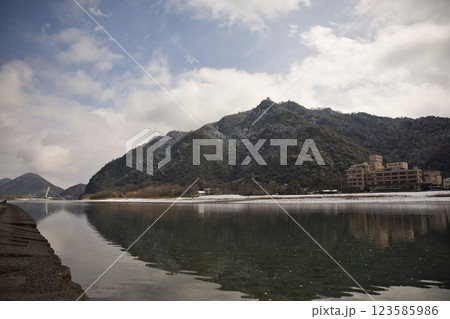 岐阜　雪景色の長良川と岐阜城天守閣と金華山9 123585986