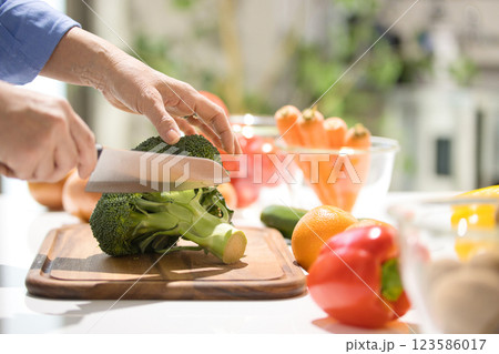 野菜を切るミドル女性の手元 123586017