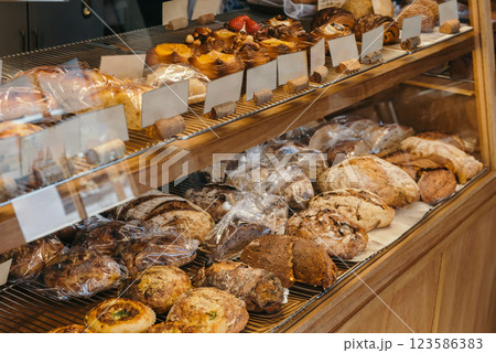 店頭に並んだパン、ベーカリーショップ、パン屋 123586383