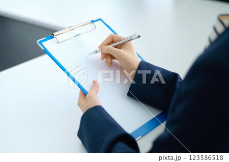 アンケートに答えるクリップボードを持った若い女性のパーツカット撮影協力:スカパー東京メディアセンター アンケートに答えるクリップボードを持った若い女性のパーツカット撮影協力:スカパー東京メディアセンター 123586518