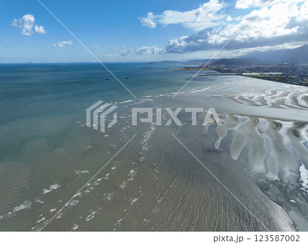 愛媛県西条市 加茂川河口の風景 愛媛県西条市 加茂川河口の風景 123587002