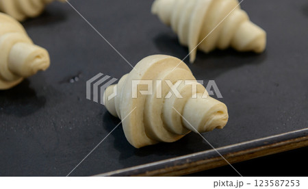 クロワッサンの生地の発酵、生地の成形 123587253
