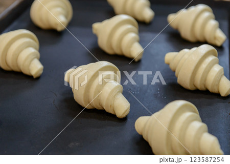 クロワッサンの生地の発酵、生地の成形 123587254