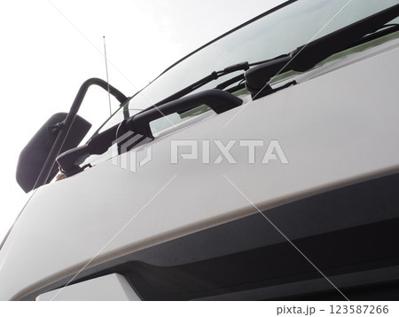大型トラックの運転席 123587266