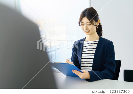 アンケートに答える若いビジネスウーマン:スカパー東京メディアセンター アンケートに答える若いビジネスウーマン:スカパー東京メディアセンター 123587309