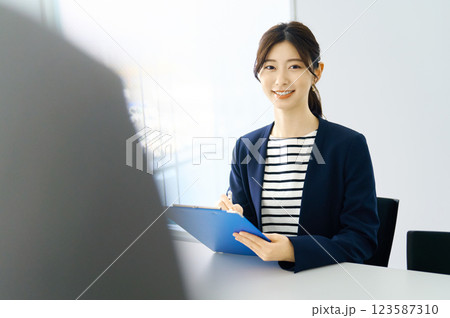 アンケートに答える若いビジネスウーマン:スカパー東京メディアセンター アンケートに答える若いビジネスウーマン:スカパー東京メディアセンター 123587310