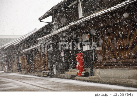 岐阜市 雪景色の川原町の古いまちなみ1 岐阜市 雪景色の川原町の古いまちなみ1 123587648