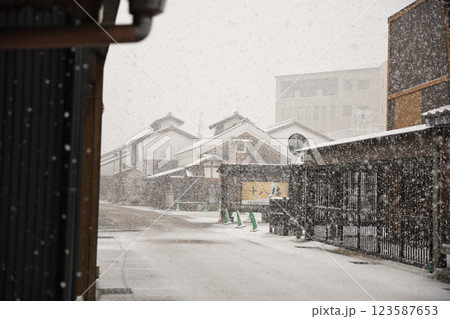 岐阜市　雪景色の川原町の古いまちなみ6 123587653