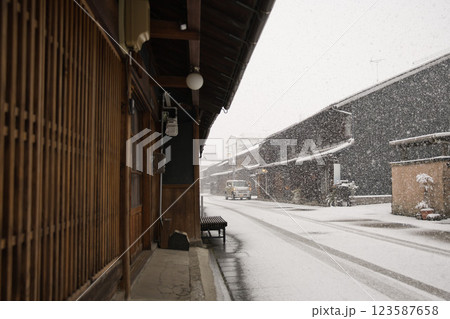 岐阜市 雪景色の川原町の古いまちなみ10 岐阜市 雪景色の川原町の古いまちなみ10 123587658
