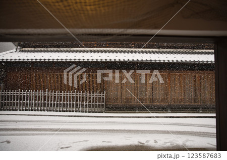 岐阜市　川原町　格子戸の直線と雪景色1 123587683