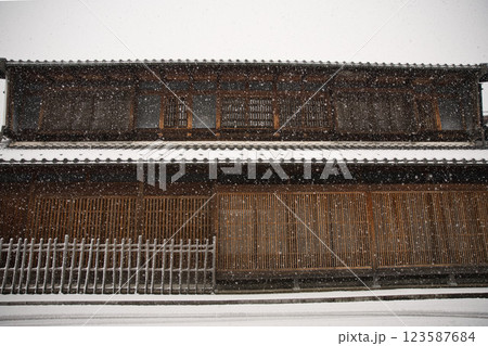 岐阜市 川原町 格子戸の直線と雪景色2 岐阜市 川原町 格子戸の直線と雪景色2 123587684