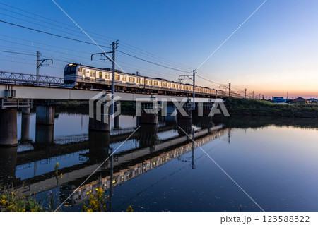 夕焼け空の鉄橋 123588322