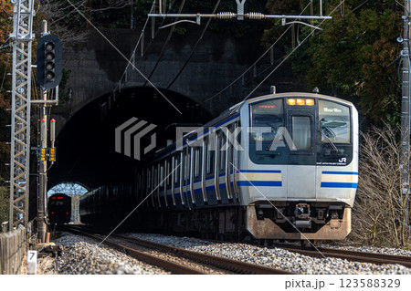 トンネルを抜けた先 123588329