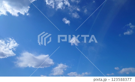 青空に浮かぶ雲 123588377