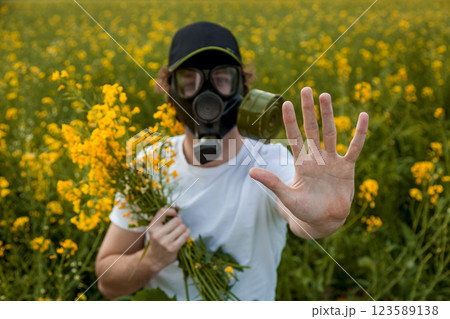 A young guy in a gas mask 123589138