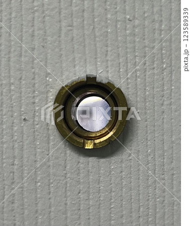 ドアについているドアスコープ 123589339