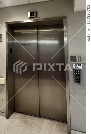 重厚なシルバーのドアのエレベーター 123589702