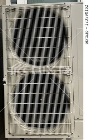 屋外に設置されたエアコンの大きな室外機 屋外に設置されたエアコンの大きな室外機 123590162