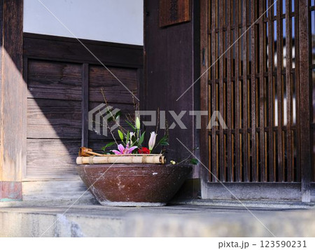 玄関に置いた花 123590231