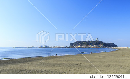 湘南江ノ島を望む鎌倉市の腰越海岸の春 湘南江ノ島を望む鎌倉市の腰越海岸の春 123590414
