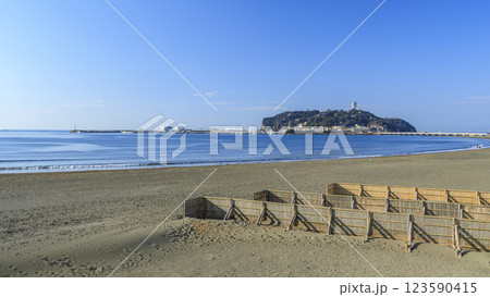 湘南江ノ島を望む鎌倉市の腰越海岸の春 湘南江ノ島を望む鎌倉市の腰越海岸の春 123590415
