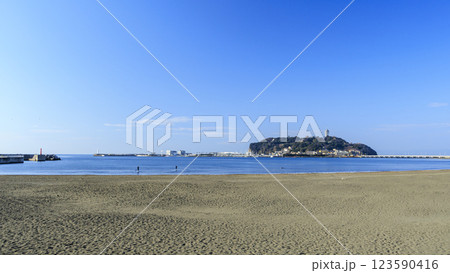 湘南江ノ島を望む鎌倉市の腰越海岸の春 123590416