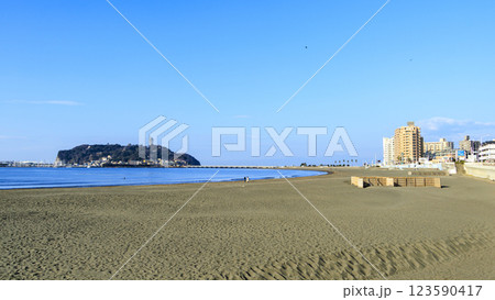 湘南江ノ島を望む鎌倉市の腰越海岸の春 湘南江ノ島を望む鎌倉市の腰越海岸の春 123590417