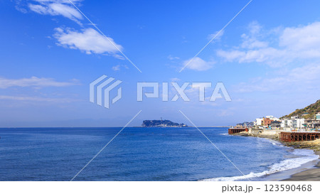 稲村ケ崎から見た江ノ島 123590468