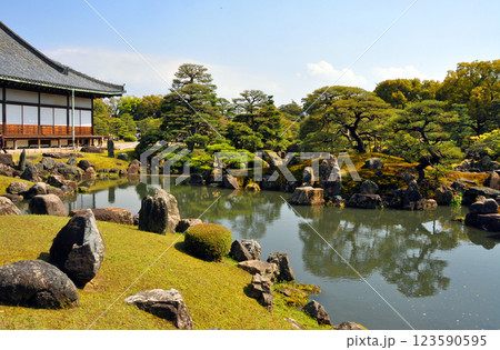 京都市　世界遺産　二条城の二の丸庭園 123590595
