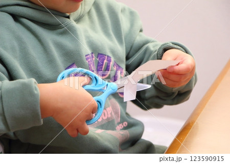 工作をする子供 工作をする子供 123590915