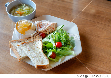 ヘルシーな朝食プレートセット 123590924