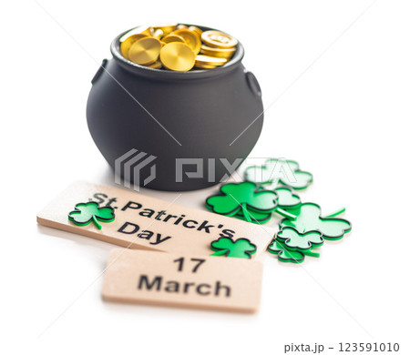 St. Patrick's Day. Green clover leaves decoration and cauldron with golden coins isolated on white background. 123591010
