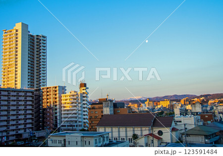 杜の都仙台　青葉区　北仙台　残雪の蔵王連峰にかかる残月杜の都仙台　青葉区　北仙台から望む残雪の蔵王連 123591484