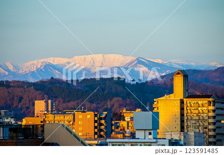 杜の都仙台　青葉区　北仙台から望む残雪の蔵王連峰 123591485