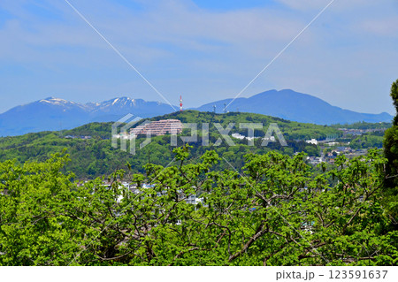 杜の都仙台 初夏 青葉城址公園から望む国見峠,泉ヶ岳と残雪の船形連峰 杜の都仙台 初夏 青葉城址公園から望む国見峠,泉ヶ岳と残雪の船形連峰 123591637